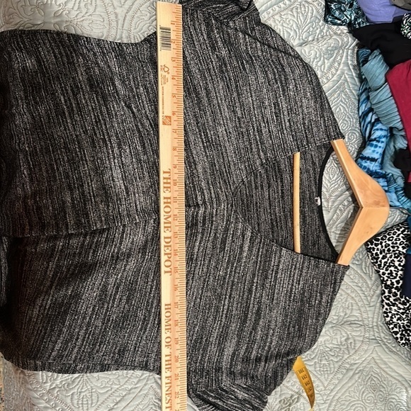 Black and gray V-neck three-quarter sleeve top Sz M/L - Picture 3 of 3